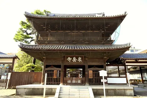 Construit en 1612 par le shogun Ieyasu Tokugawa (1543-1616), le Sengaku-ji reste aujourd’hui un lieu religieux prisé des japonais Construit en 1612 par le shogun Ieyasu Tokugawa (1543-1616), le Sengaku-ji reste aujourd’hui un lieu religieux prisé des japonais