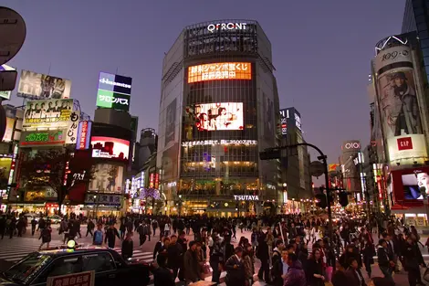 Die Shibuya Kreuzung in Shibuya, Tokio