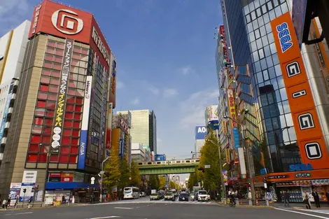 Temple géant des otakus, Akihabra regorge de salles de jeux vidéo.