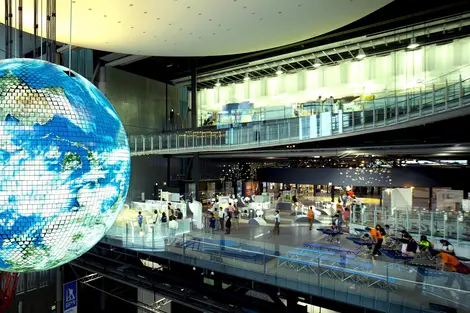 Tsunagari, un gigantesco globo terráqueo en el museo de ciencias de Mikaikan. Tsunagari, un gigantesco globo terráqueo en el museo de ciencias de Mikaikan.