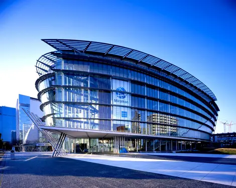 El Museo de Ciencias Emergentes e Innovación (Miraikan) es un edificio gigantesco que contiene lo último en robótica. El Museo de Ciencias Emergentes e Innovación (Miraikan) es un edificio gigantesco que contiene lo último en robótica.
