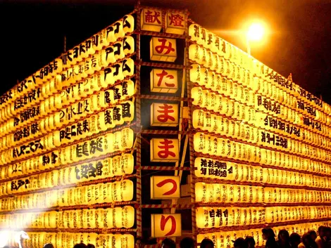 Las veinte mil luces que iluminan el santuario Yasukuni Jinja Las veinte mil luces que iluminan el santuario Yasukuni Jinja