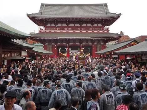 Todos los años las multitudes se reúnen en el templo Sensôju de Asakusa. Todos los años las multitudes se reúnen en el templo Sensôju de Asakusa.