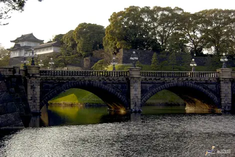 Nel quartiere della stazione di Tokyo, il Palazzo Imperiale, antica residenza dello shogun, divenne la residenza dell'imperatore e della sua famiglia.