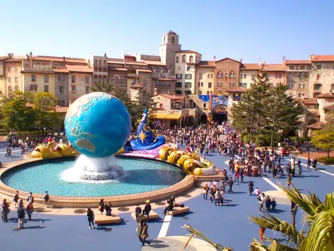 En la bahía de Tokio, el Disney Sea conecta sus atracciones al mar de Japón. En la bahía de Tokio, el Disney Sea conecta sus atracciones al mar de Japón.