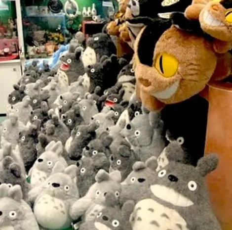 Dans les allées du Hakuhinkan Toy Park, impossible de ne pas craquer sur les peluches du Studio Ghibli.