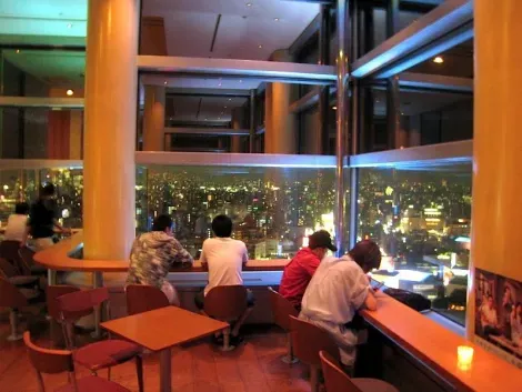 Con l'Asahi Sky Room, i visitatori potranno sorseggiare un drink contemplando Tokyo dall'alto.