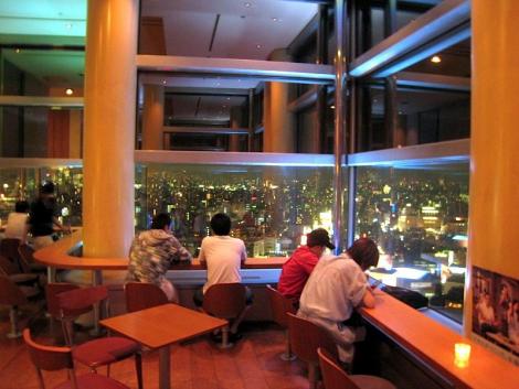 With Asahi Sky Room, visitors can have a drink while contemplating Tokyo from above.