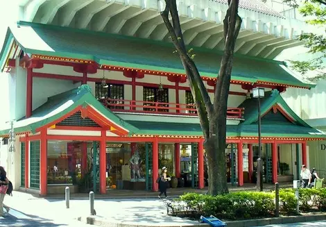El Oriental Bazaar en la avenida Omotesando llama la atención con su fachada rojo y verde. El Oriental Bazaar en la avenida Omotesando llama la atención con su fachada rojo y verde.