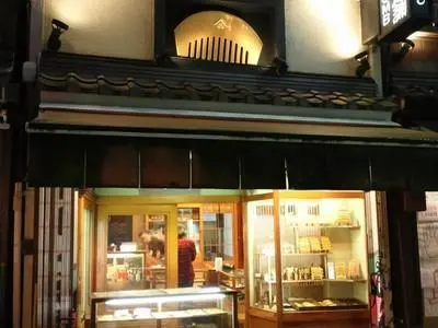 Desde 1717 la vitrina de la tienda Yonoya Kushiho ilumina a Asakusa con su simplicidad. Desde 1717 la vitrina de la tienda Yonoya Kushiho ilumina a Asakusa con su simplicidad.