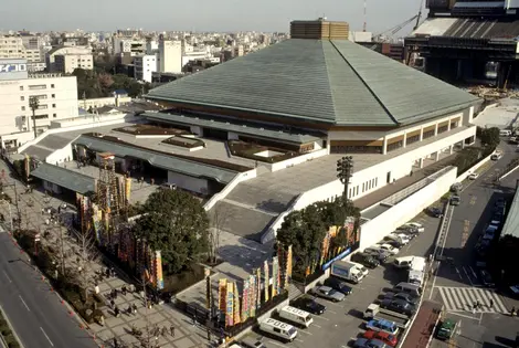 Le Ryogoku Kokugikan, véritable sanctuaire du sumo à Tokyo.