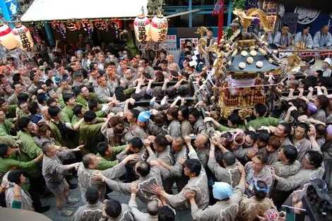 La procesión comienza el sábado en la tarde. La procesión comienza el sábado en la tarde.