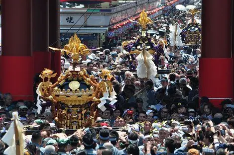 Durante el Sanja Matsuri desfilan los altares sagrados (mikoshi) en honor a los tres fundadores del templo. Durante el Sanja Matsuri desfilan los altares sagrados (mikoshi) en honor a los tres fundadores del templo.