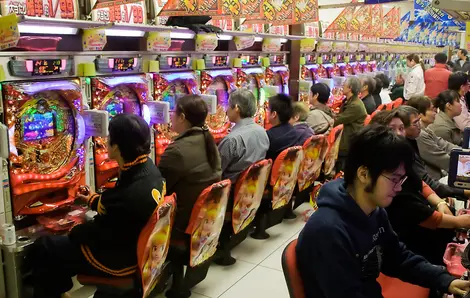 Día y noche, los pasillos del Shibuya Maruhan están llenos de gente.