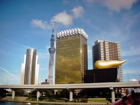 Sulle rive del fiume Sumida, Asahi Sky Room dona un'immagine un po' sconcertante, come di una "cacca dorata".