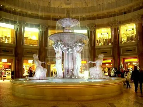 La place de la fontaine est l'un des points de rendez-vous emblématique du centre Venus Fort à Odaiba.