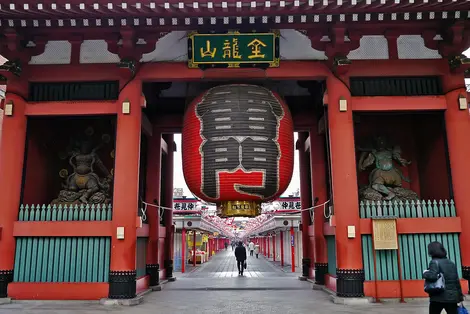 Le kamiramon, porte du tonnerre, marque l'entrée du temple Sensô-ji à Asakusa (Tokyo).