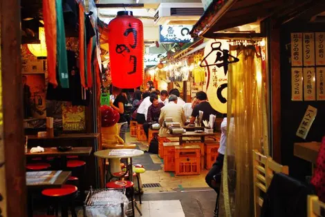 Ebisu Yokocho, una piccola viuzza piena di piccoli ristoranti e terrazze.