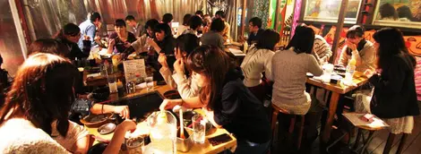 En el Sakura Tei de Harajuku, uno prepara su propio okonomiyaki. En el Sakura Tei de Harajuku, uno prepara su propio okonomiyaki.