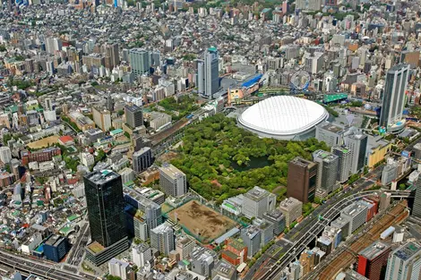 Près du Tokyo Dome, il y a aussi un immense  centre commercial et un onsen futuriste.