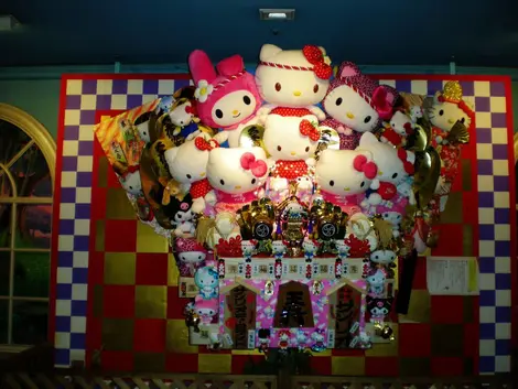 Sanrio Puroland: The Home of Hello Kitty! - Hello Lizzie Bee