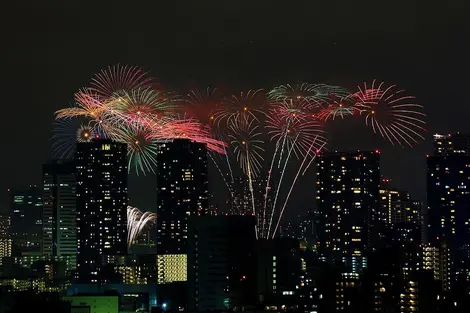 Avec la Sumida Matsuri, les fusées de la baie se disputent le titre de feu d’artifice de plus impressionnant de Tokyo.