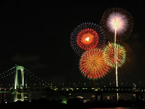 Pour le feu d'artifice de la baie de Tokyo, plus de 10000 fusées sont lancées près du Rainbow Bridge à Odaiba.