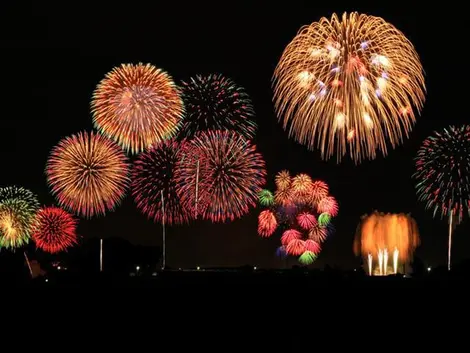 Todos los años, a mediados de julio, los fuegos artificiales  iluminan el Sumida. 