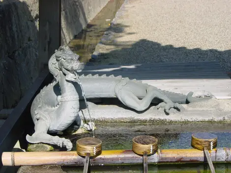Rito de purificación en el templo Horyuji. Rito de purificación en el templo Horyuji.