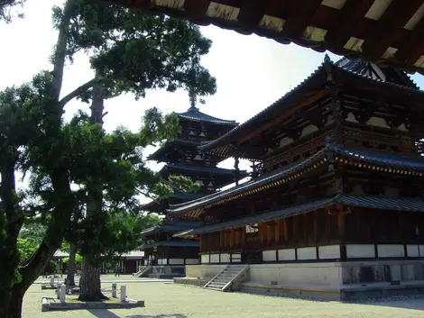 La pagoda de cinco pisos del templo Horyuji. La pagoda de cinco pisos del templo Horyuji.