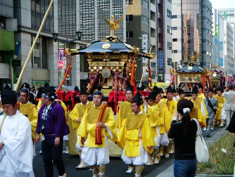 Le Sanno Matsuri est l'un des plus remarquable festival de Tokyo. Attention, la fête n'a lieu que toutes les années paires. Le Sanno Matsuri est l'un des plus remarquable festival de Tokyo. Attention, la fête n'a lieu que toutes les années paires.