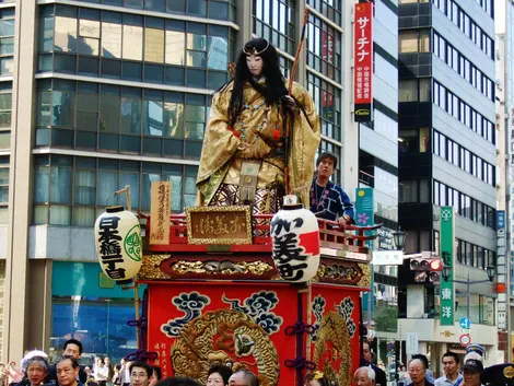 Dans les rues de Tokyo, les mikoshi (sanctuaires portables abritant des kami, des esprits) sont baladés au cours du Sanno Matsuri. Dans les rues de Tokyo, les mikoshi (sanctuaires portables abritant des kami, des esprits) sont baladés au cours du Sanno Matsuri.