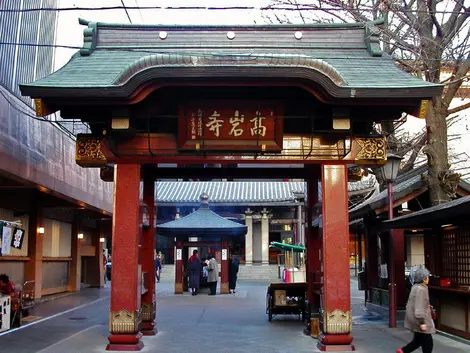 Le temple bouddhique Koganji, de la secte zen Sôtô dans le quartier de Sugamo à Tokyo  est particulièrement renommé pour sa statue de Togenuki Jizô.