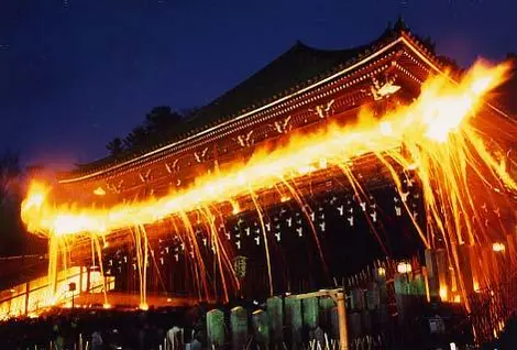 El fuego de la ceremonia de Omizutori. El fuego de la ceremonia de Omizutori.