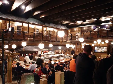 La salle principale de l'Izakaya Gonpachi a inspirée une scène du film Kill Bill. La salle principale de l'Izakaya Gonpachi a inspirée une scène du film Kill Bill.