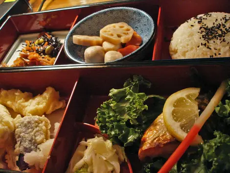 Tofu, poulpe, edamame (fève de soja), assortiment de tempura (légumes ou poissons frits) et autres petites assiettes raviront les gourmets.