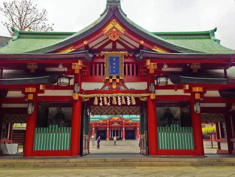 El santuario Hie-Jinja  está dedicado a Oyamakui-no-kami, el guardián de la montaña y protector de la ciudad de Tokio.