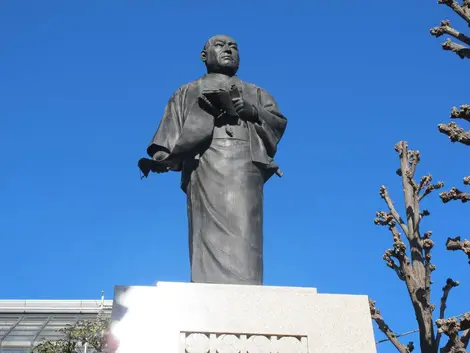 Statut de Yoshio Oishi, le chef de la vengeance des 47 rônin, dont la sépulture repose au cimetière de Sengaku-ji à Asakusa.