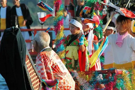 Colorido desfile durante el festival de Kangensai.