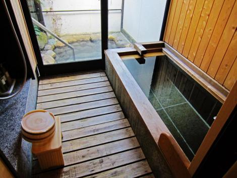 Baño interior del onsen Hirayu.