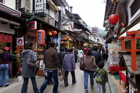 Calle comercial Omotesando en Miyajima. Calle comercial Omotesando en Miyajima.