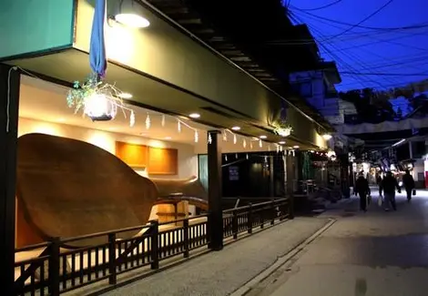Uno de los negocios de la calle Omotesando en Miyajima. Uno de los negocios de la calle Omotesando en Miyajima.