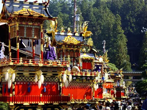 Desfile de carrozas durante el Takayama Matsuri.