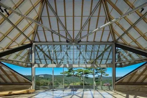 El gran ventanal del Museo Miho que abre hacia el bosque de pinos y arces. El gran ventanal del Museo Miho que abre hacia el bosque de pinos y arces.