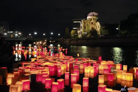 Lanterne della cerimonia di commemorativa a Hiroshima