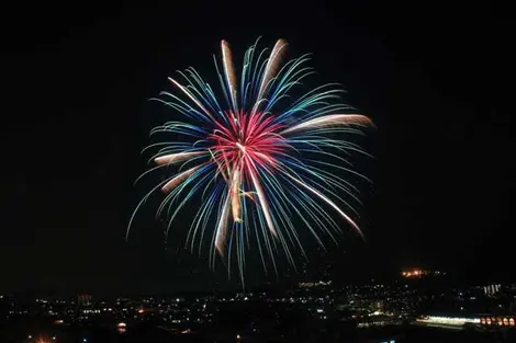 Fuegos artificiales sobre el río Uji.