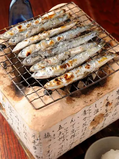 Sardinas asadas típicas de Hiroshima.