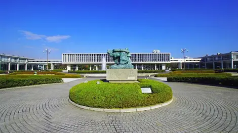 Entrada al Museo de la Paz en Hiroshima.