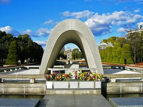 Le cénotaphe du mémorial où figurent les noms des victimes de la Bombe atomique Cénotaphe du mémorial