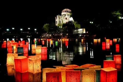 Lanternes de la cérémonie du 6 août devant le dôme de Genbaku à Hiroshima Dôme de Genbaku le 6 août.
